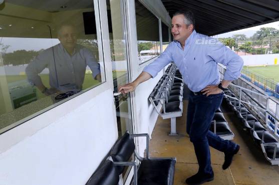 El otro yo de Elías Burbara: Jugador que deseó, la historia del fichaje caído de Juan Vieyra, su primer carro y todas sus confesiones