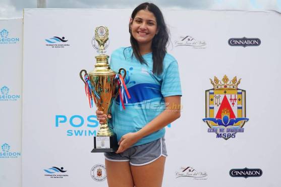 Daniela Alberto conquistó la categoría 13 y 14. Estudia en la Escuela Internacional Sampedrana donde cursa en el octavo grado. Nada desde los tres años. Ganó su primer torneo.