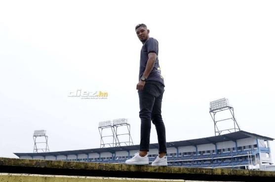 Getsel Montes posa para el lente de DIEZ. El defensor es uno de los pilares del equipo de Héctor Vargas. Foto: Neptalí Romero.