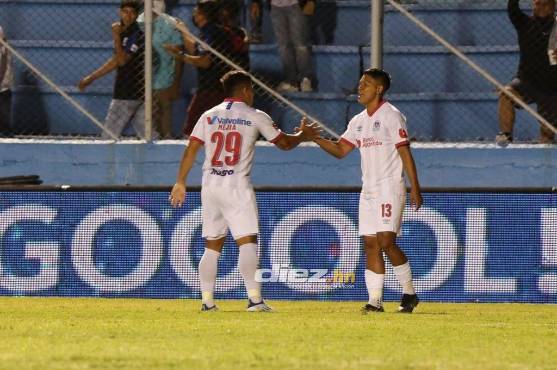 Bryan Moya abrió el marcador para Olimpia, así lo festejó con el “Patón” Mejía en el estadio Nacional. FOTO: David Romero.