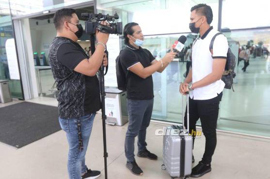Víctor Bustillo, periodista y Erick Castillo, camarógrafo, presentes en la salida de Denil Maldonado, DIEZ siempre dando cobertura total a los legionarios. FOTO: Alex Pérez.