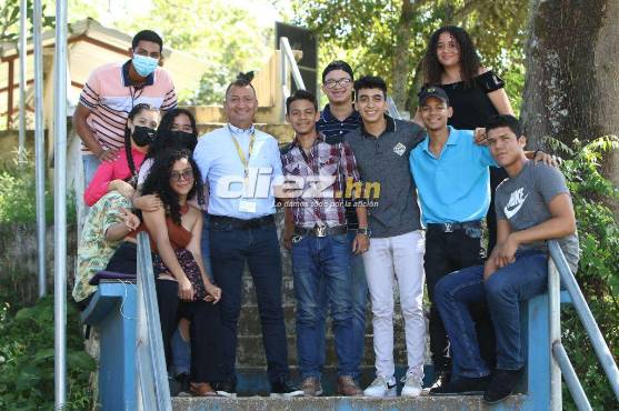 Estos son algunos estudiantes universitarios que admiran mucho al profesor Humberto Rivera. Foto: Andro Rodríguez.