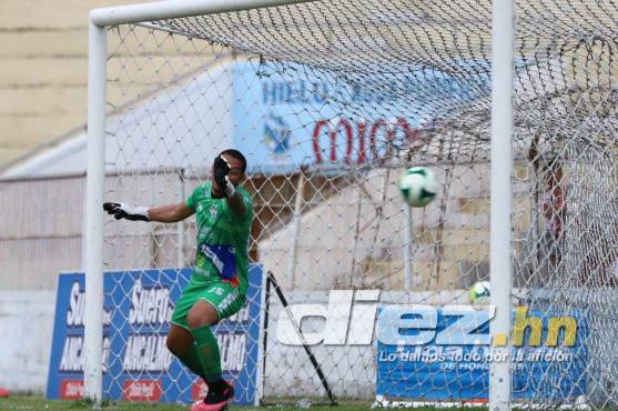Gabriel Tellas soltó un bombazo imparable a la derecha de Denovan Torres que se quedó parado.. Foto: Esaú Ocampo.