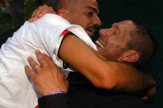 Verón abraza a Simeone tras consagrase con Estudiantes de La Plata.
