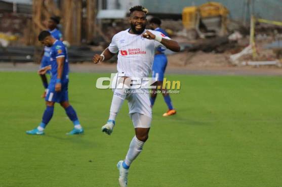 Jorge Benguché y su celebración al marcar el primer gol del Olimpia ante Victoria. Foto: David Romero.