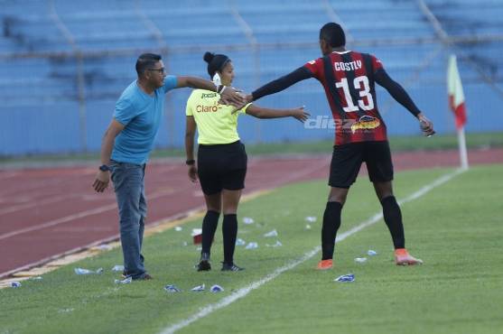 Costly saluda al DT Chato Padilla tras anotar uno de sus goles. FOTOS: Neptalí Romero