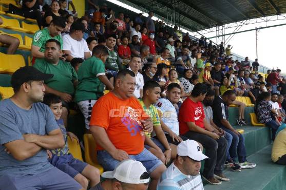 Llenazo en el sector de silla del estadio de Parillas One. FOTOS: Neptalí Romero