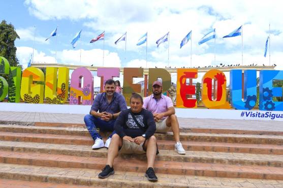 Martín García vive en Siguatepeque acompañado de su asistente técnico Marcelo Young (abajo) y el preparador físcio Ignacio Denis, ambos uruguayos. FOTO: Neptalí Romero