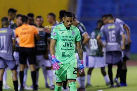 Denovan Torres se va de la cancha luego de ver la tarjeta roja.