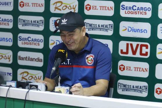 El entrenador de Génesis, Reynaldo Tilguath, riéndose en plena conferencia de prensa. FOTOS: Mauricio Ayala.