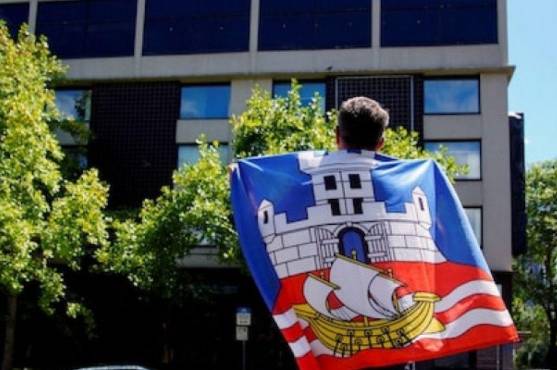 Aficionados de Djokovic ya han hecho presencia para demostrar apoyo al número uno del mundo.