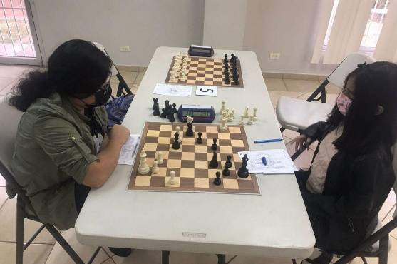 Juego entre dos competidoras del torneo.