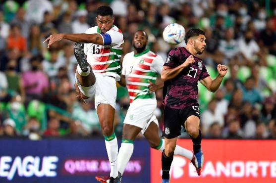 Solo tres goles le pudo meter México en casa a la selección de Surinam. FOTO: AFP