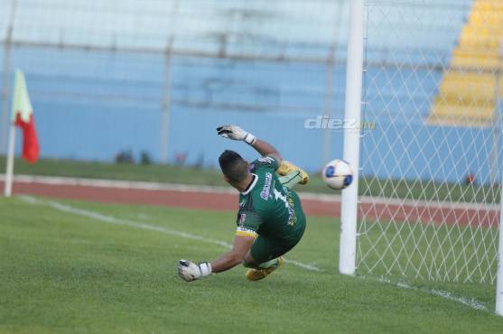 Carlo Costly engañó en el lanzamiento penal al arquero “Panchi” Reyes. FOTOS: Neptalí Romero