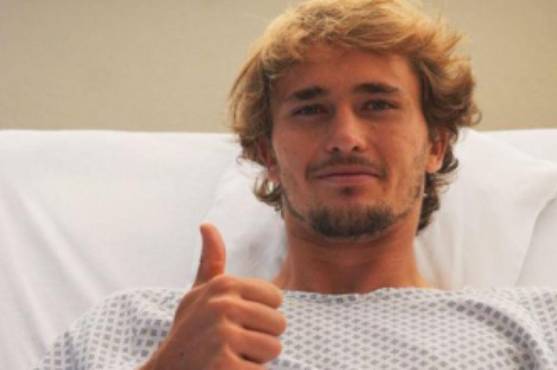 Zverev en camilla de un hospital debido a su problemas de diabetes.