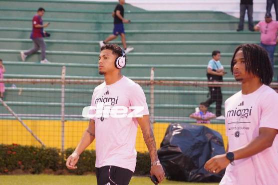 David Ruiz, jugador hondureño, saltó a la cancha del Olímpico. Foto: Mauricio Ayala