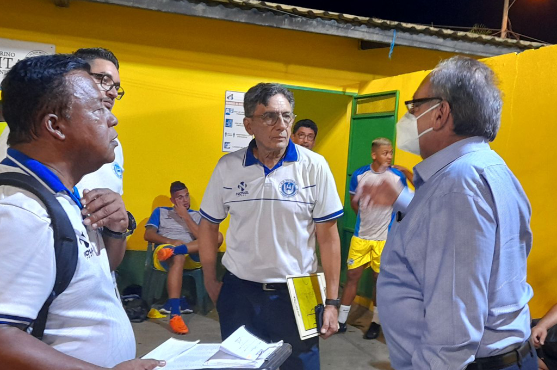 Salomón Nazar regresa al fútbol hondureño luego de alejarse un par de torneos, hoy retoma las riendas del Victoria en el juego contra Honduras Progreso. FOTOS: Neptalí Romero.