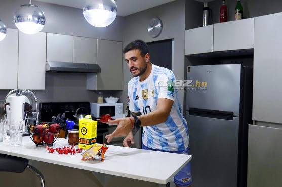 Rocca, como buen argentino, es adicto a los dulces. Mantiene variedad en su habitación.