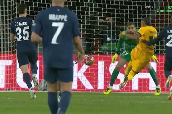 Doblete de Raphinha para darle vida al Barcelona en la eliminatoria.