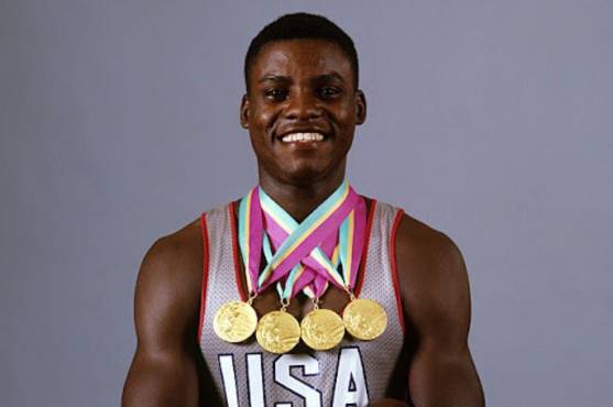 Carl Lewis con sus medallas de juegos OlÍmpicos.