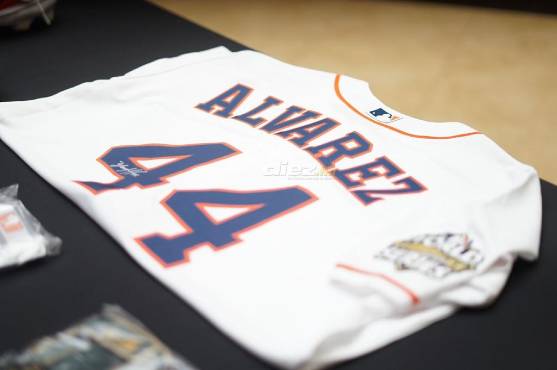 Mauricio Dubón subastó kits de béisbol, entre ellas, una camisa del bateador cubano Yordan Álvarez de los Astros.