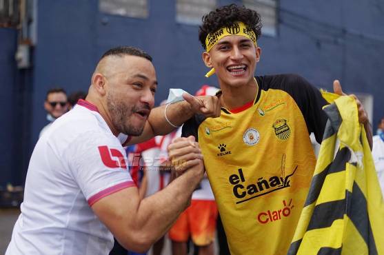 ¡Qué bonito! Así como buenos amigos, estos dos aficionados se han juntado en el Nacional y lo hacen en paz. Fotos Emilio Flores y Jefry Ayala