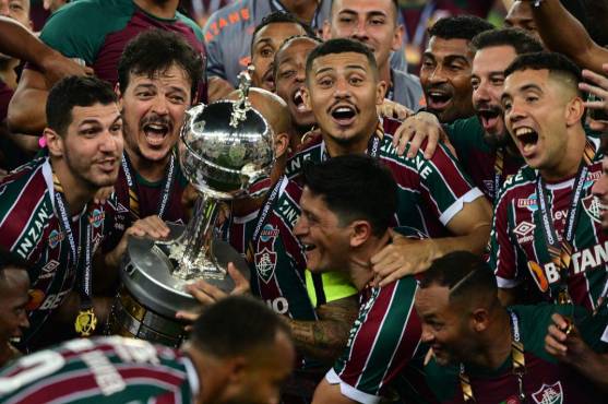 Los jugadores de Fluminense levantando su primera Copa Libertadores. Foto: AFP.