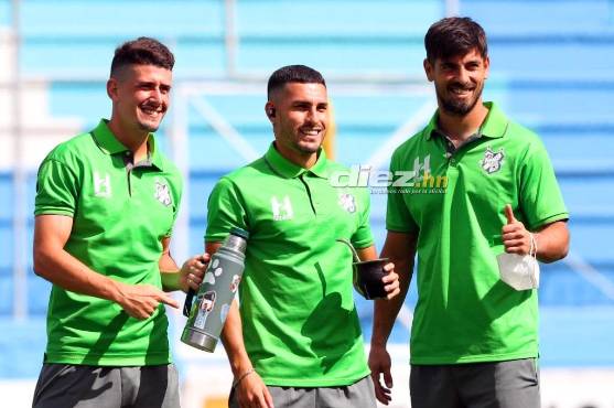 Los argentinos del Platense Federico Maya, Jorge Ojeda y Francisco del Riego en el estadio Nacional.