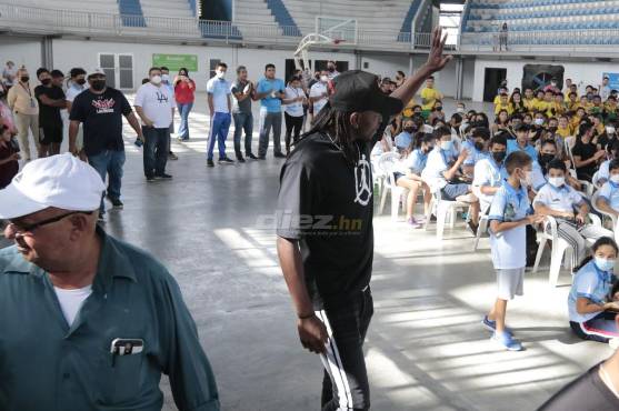 Así fue la visita de Alberth Elis a los jóvenes atletas de INMUDE.