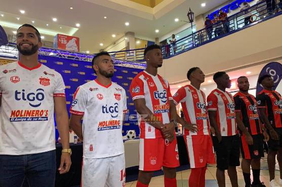 Así lucen las tres camisas del Vida para la temporada 22/23. FOTO: Edgar Witty