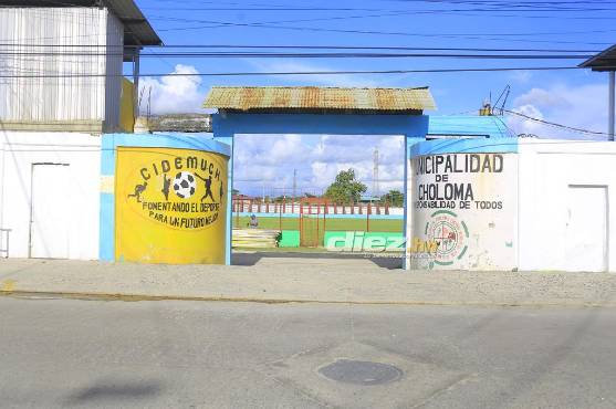 La Municipalidad de Choloma le acondicionó el estadio Rubén Deras a la máquina.