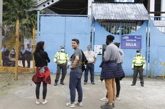 Aficionados franceses llegaron al Olímpico para ver el Honduras-México, pero no se les fue permitido el ingreso
