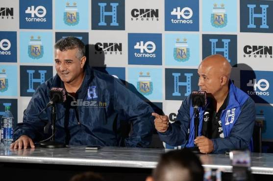 El seleccionador Diego Vázquez en compañía del jefe de prensa de la Fenafuth, Edwin Banegas. FOTO: Yoseph Amaya