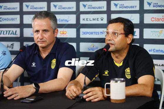Jeaustin Campos junto a Elias Burbara en conferencia de prensa. El técnico se retractó de su renuncia. Foto: Héctor Paz