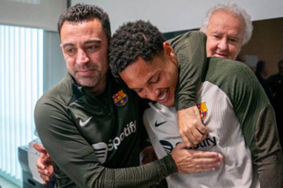 Xavi Hernández no cuenta con Vitor Roque para la próxima campaña.