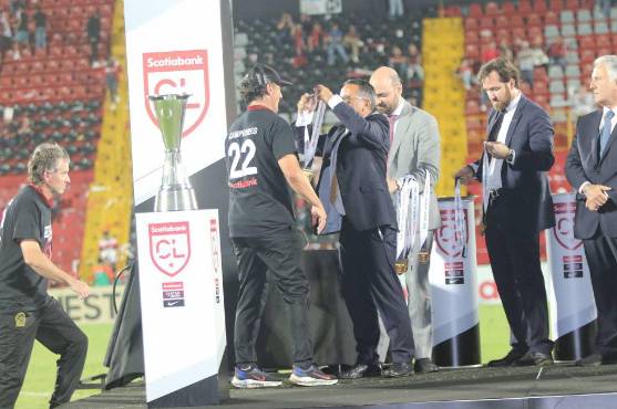 Pedro Troglio recibiendo su medalla de campeón de Concacaf.