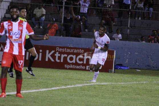 Un gol solitario de Jerry Bengston le dio el triunfo al Olimpia ante Vida.