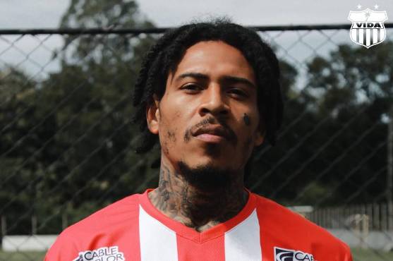 Henry Figueroa luciendo la camiseta del Vida previo al inicio del torneo.