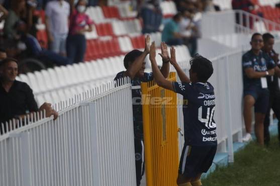 Yostin Obando, celebrando el gol con su padre, César, “El Nene”. Atrás, “La Tota” Medina observa.