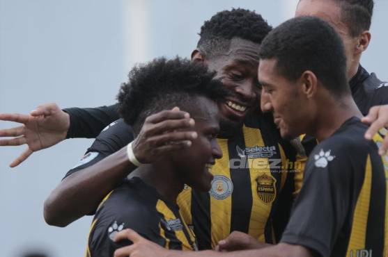 En la primera pelota que tocó, Maikel García anotó para el Real España.