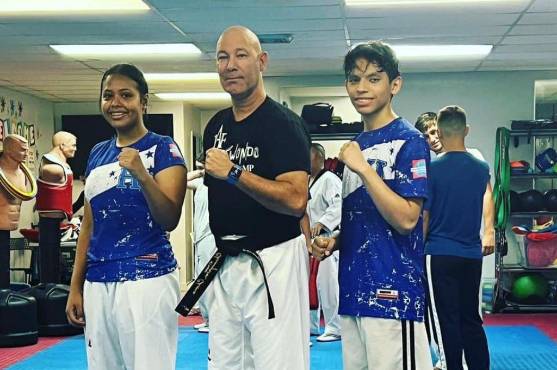 Andrea Carías junto al maestro Daniel Espinosa y su compañero Alejandro José Martínez.