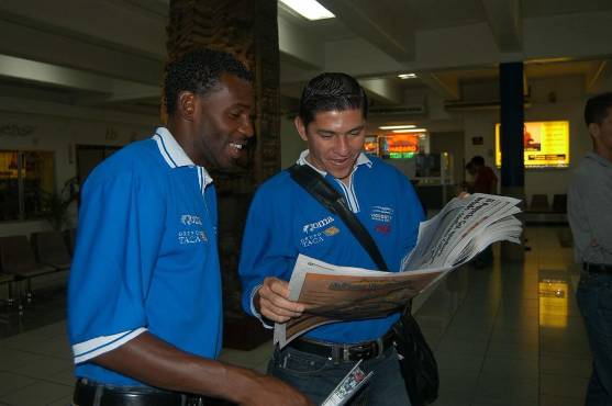 Arnold Cruz junto a Javier Martínez en una gira con la selección hondureña.