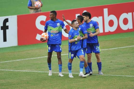 Óscar Almendarez hizo el 2-1 de Olancho FC frente a Verdes. FOTO: Marvin Salgado