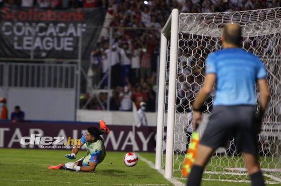 Leonel Moreira tapó el penal y al minuto 38’ evitó un golazo de Jorge Benguché. Figurón. FOTO: Andro Rodríguez.
