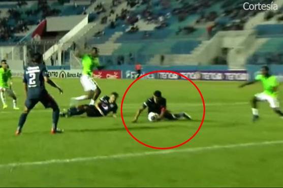 ¿Fue o no fue penal la jugada que reclama Marathón a Melvin Matamoros en juego ante Motagua? Ex árbitros analizan la polémica acción en el Nacional