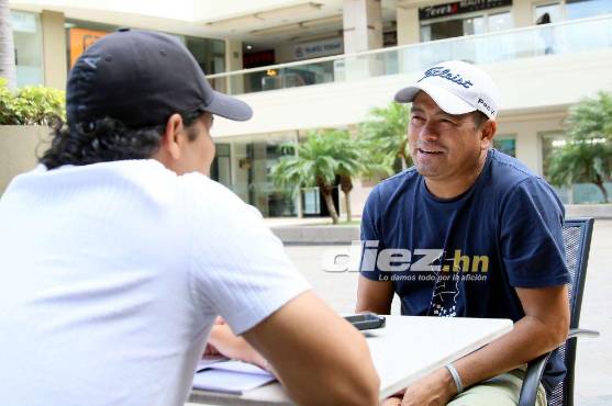 El periodista Víctor Bustillo habló con Tilguath sobre sus planes y problemas de fútbol hondureño. Foto: Marvin Salgado