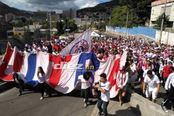 La barra Ultra Fiel haciendo se desplaza al estadio Nacional. Foto Ronald Aceituno