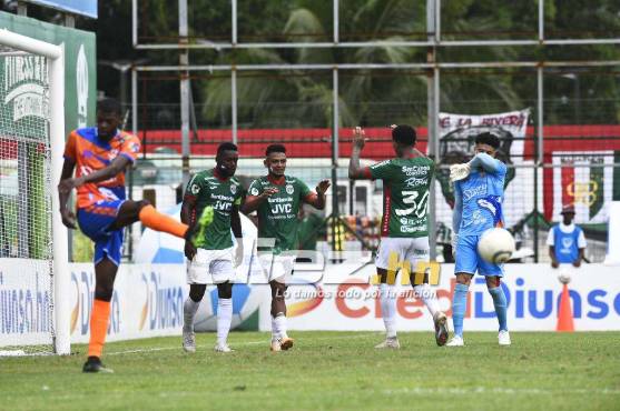 El primer gol del Clausura 2023-24 fue un autogol de los Lobos UPNFM. FOTO: Héctor Edú.