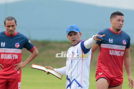 El entrenador colombiano Hernando Medrado dando indicaciones. FOTO: Neptali Romero.