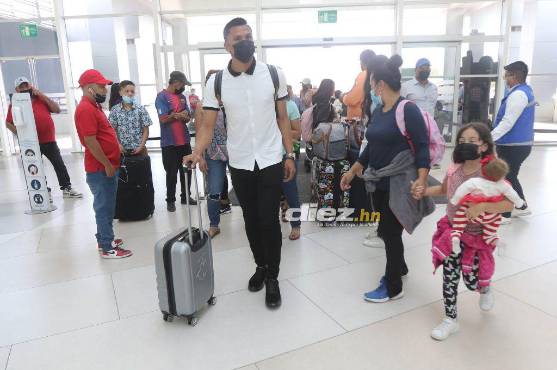 Denil Maldonado fue acompañado por su familia antes de partir rumbo a Estados Unidos para unirse a la pretemporada del LAFC.